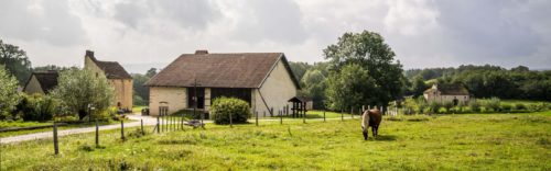 Vue des fermes des premiers plateaux du Doubs