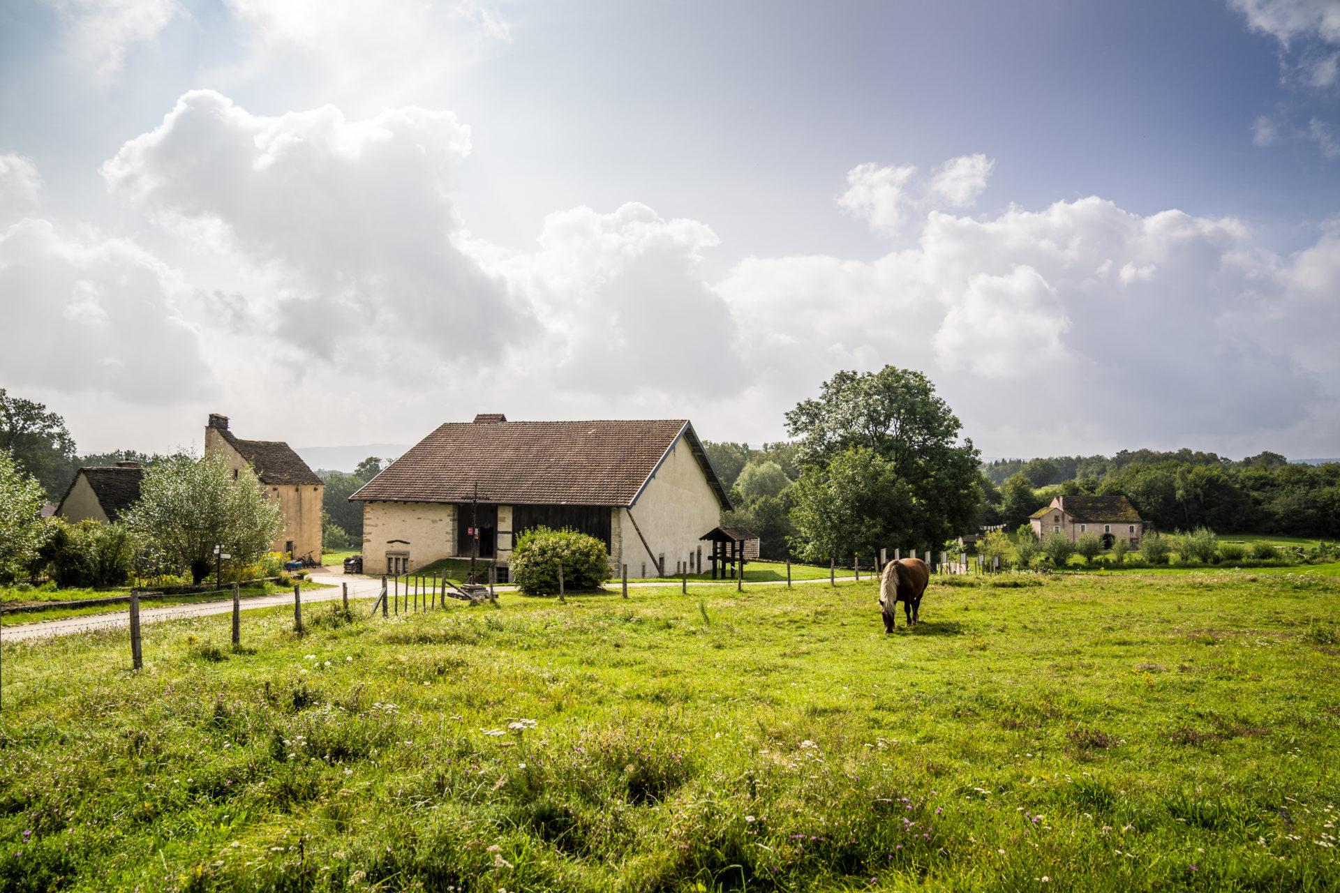 Blick auf die Bauernhöfe auf den ersten Hochebenen des Doubs